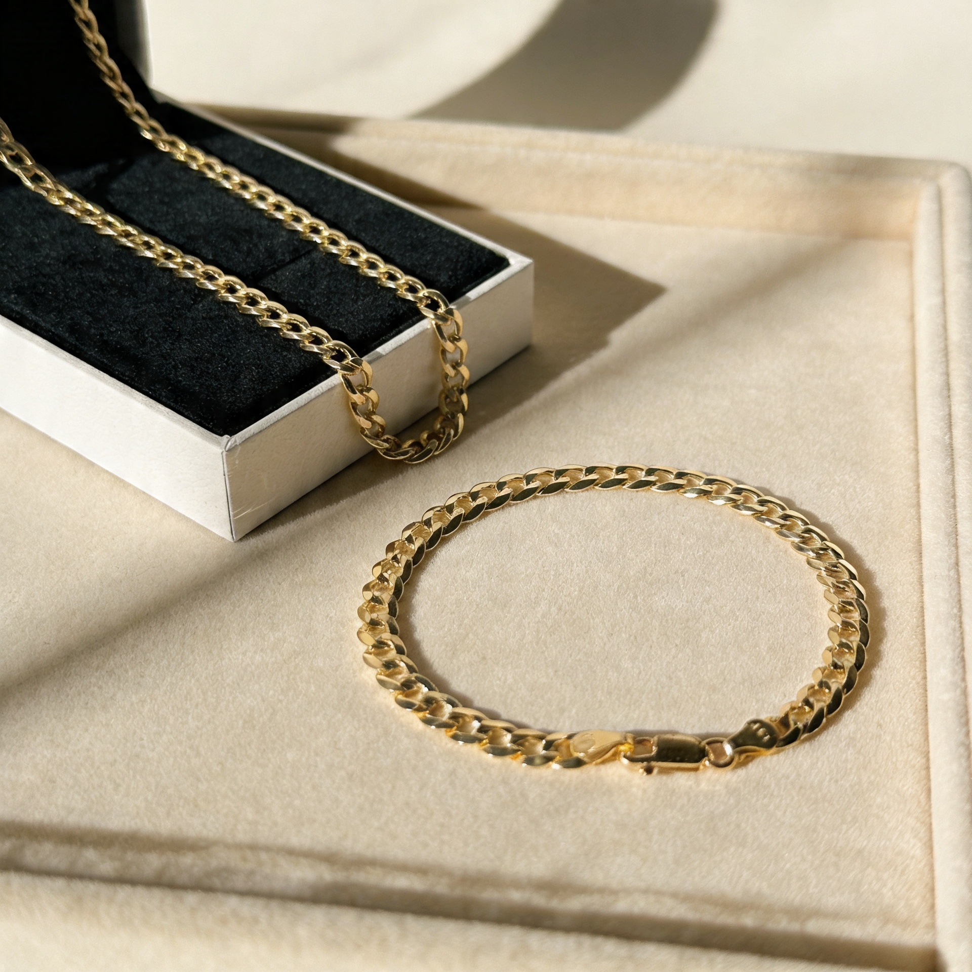 14K Solid Gold vs Hollow Gold Jewelry: How to Tell a Difference